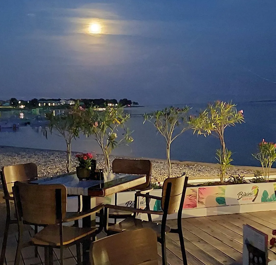 Tolles Appartement Nur 300 Meter Bis Zum Strand Mit Kueche, Bad, Klima, Parkplatz Valbandon 0*,  Croatia